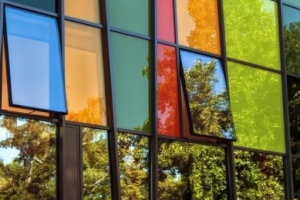 Цветное стекло с лаковым покрытием