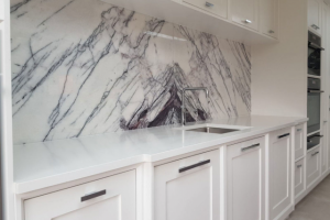 Пластик, имитирующий минералы