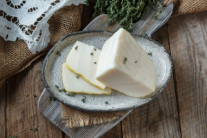 Чем полезен козий сыр