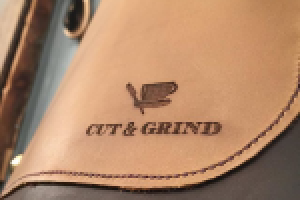 кожаный фартук для английского барбершопа Cut&Grind.