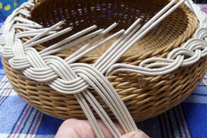 Плетение из газетных трубочек