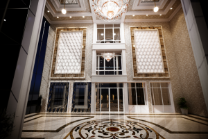 Интерьер вестибюля административной организации