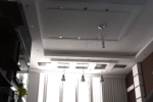 потолок в зале