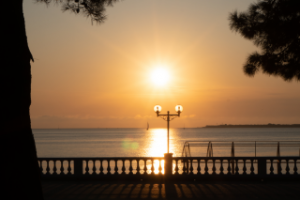 Солнце садилось над морем