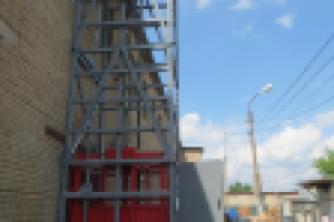 Уличный грузовой подъемник