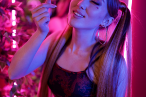 Девушка показывает сердечко