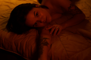 Ню желтый свет