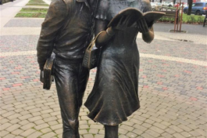 Уникальный памятник Лидочке и Шурику в Краснодаре. Почему местны