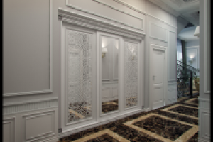 Коридор в частном доме в стиле нео-классика г.Чехов