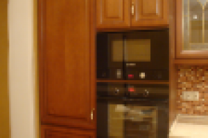 микроволновая печь в шкафу