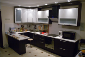 кухня с полуостровом