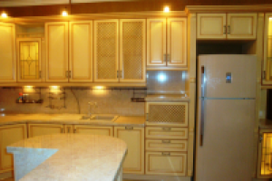 холодильник в интерьере кухни