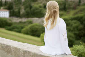 Девочка на стене