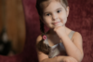 Портрет девочки в кресле