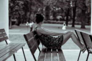 Девушка на скамейке