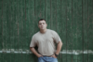 мужчина у стены