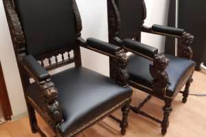 Антикварные стулья.