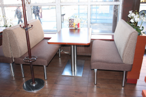 Перетяжки мебели в кафе.