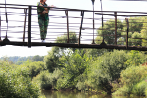 Портрет девушки на подвесном мосту