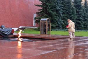 У могилы Неизвестного солдата