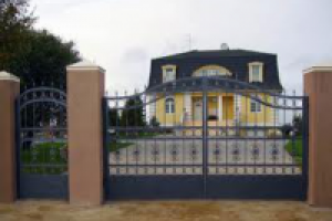 Как выбрать ворота для дачи и металлические заборы?