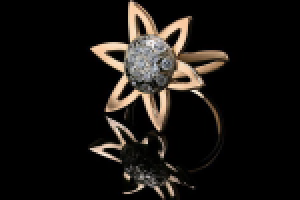 Кольцо из золота на чёрном стекле