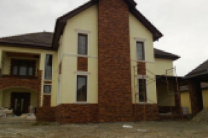 Фасады отделанные штукатуркой Короед