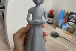 статуетка девушки