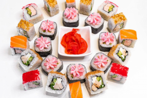 Креативы в ленту Instagram и VK для сети доставки ролл Макитория