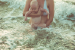 Мама с дочкой в морских волнах