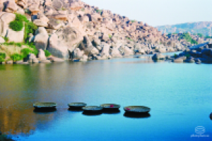 Лодки-блюдечки в горной реке на рассвете