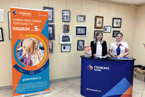 Ролл-ап и мобильный стол