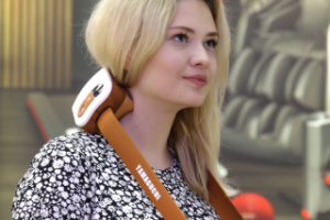 Девушка рекламирует товар