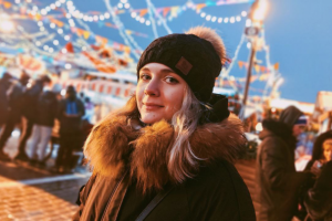 Девушка на ярмарке