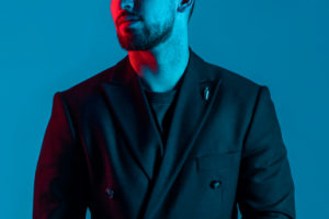 Парень на синем фоне