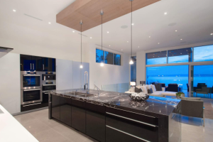 Светлая просторная кухня с панорамными окнами