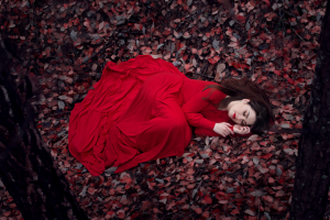 Девушка в красном