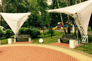 Навесы и скамьи в парке Елочки