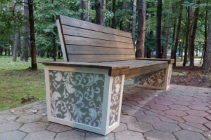 Скамья в парке Елочки