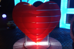 Объемное крутящееся сердце в парке Елочки