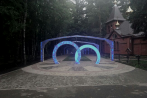 Арки и обручальные кольца в парке Елочки