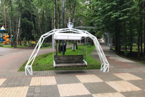 Качели на Аллее Любви в г. Домодедово