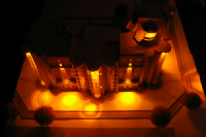 макет многоэтажного жилого дома с подсветкой