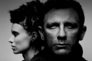 Девушка с татуировкой дракона