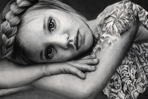 Девочка в кружевном платье