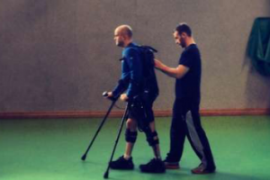 Полностью парализованный мужчина пошел в экзоскелете