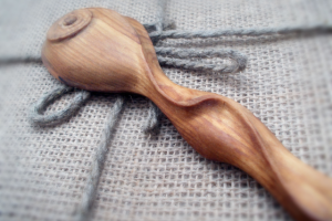 Обучаю вырезать ложки из дерева