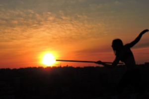 над городом в след уходящему солнцу