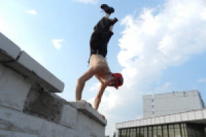 в стойке на руках