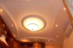 Дизайн потолка кухни